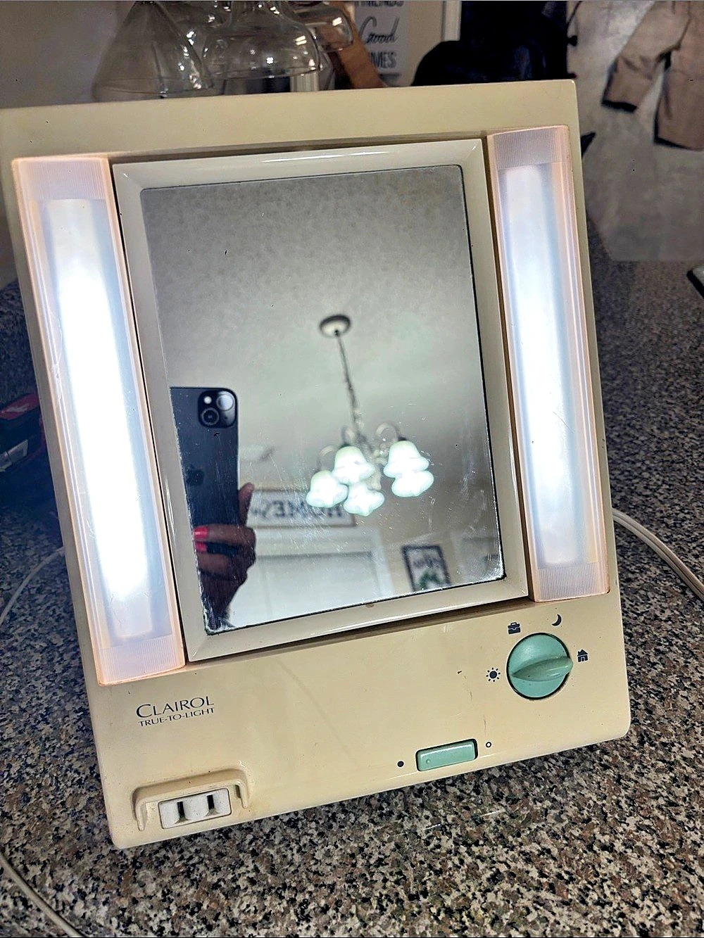 Clairol True-to-Light VII Illuminated Makeup Mirror (Model LM-7) VII Illuminated